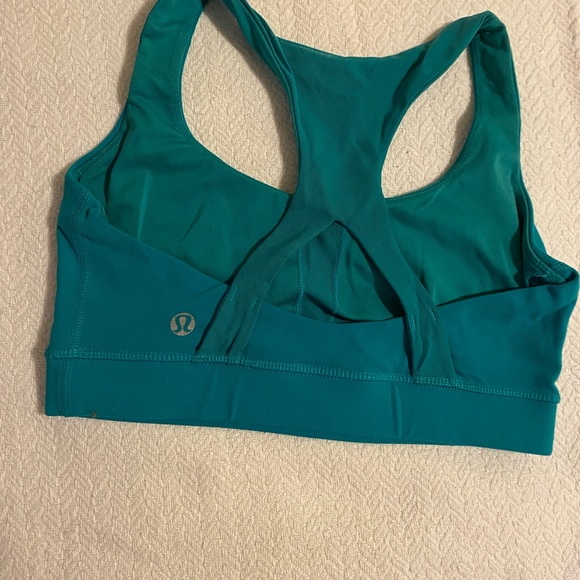 Lulu lemon sports bra size four. Cross back - Picture 2 of 3